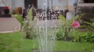 庭院喷泉。 在北欧小镇有喷泉的庭院。 饮水机。 美丽的基本容器