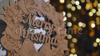 圣诞彩灯背景上印有圣诞快乐字样的木制标牌