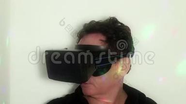 VR：名CU男子戴着虚拟现实游戏耳机，并做出反应