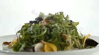 沙拉在白色的盘子里，深色的木制背景。 <strong>餐厅</strong>菜肴的概念。 在<strong>餐厅</strong>洗碗。