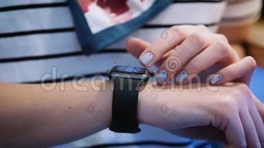 在智能手表<strong>可穿戴</strong>设备的触摸屏上用手指做各种手势。女孩坐在