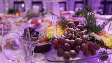 餐厅宴会桌上的水果和食物，宴会桌上的菠萝和一束葡萄