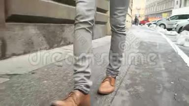 男鞋走在街上