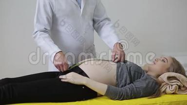 医生检查孕妇。 医生测量孕妇的腹部大小