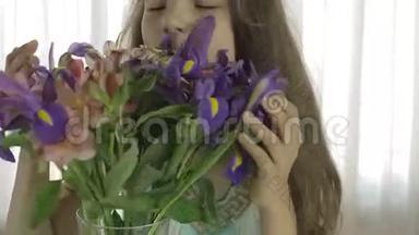 美丽的女孩喜欢赠送的花束。