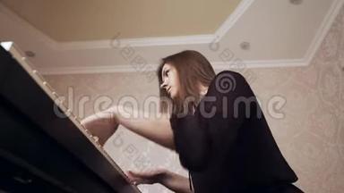 弹大钢琴的年轻女钢琴家