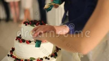 新郎新娘切婚礼饼的刀，可以看到新婚夫妇手中的新娘切蛋糕，新郎帮忙