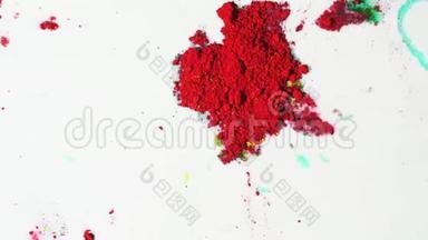 在白色液体表面上特写五颜六色的红色粉末。 色彩斑斓的概念。