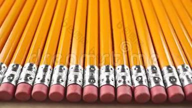 铅笔与粉红色橡皮，多莉射击。 审查概念