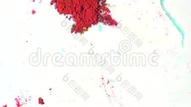 在白色液体表面上特写五颜六色的红色粉末。 色彩斑斓的概念。