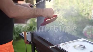 人在布拉齐尔吹煤，摆动一个红色的<strong>塑料切</strong>割板。