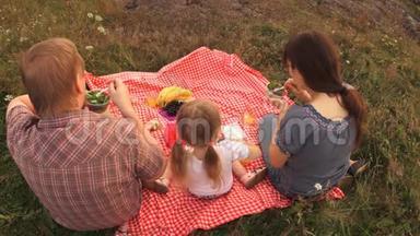 一家三口人，爸爸妈妈和一个孩子在周末野餐