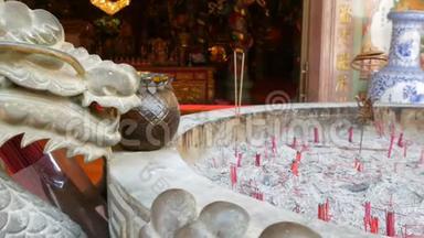 中国风格的原始烛台。 一条龙和一支蜡烛的铜像
