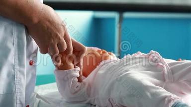 一只手按压婴儿训练娃娃进行心肺复苏的妇女