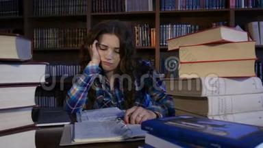 一个疲惫的学生正在图书馆准备考试。 4K
