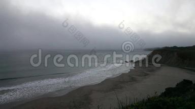 从悬崖雾状的早晨看海洋和海岸