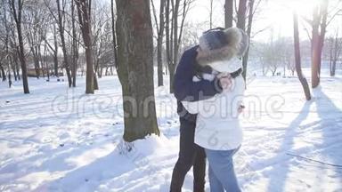 年轻夫妇在<strong>公园里散步</strong>。 冬季。 可爱的情侣在冬季<strong>公园散步</strong>，微笑