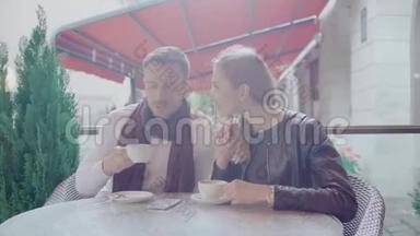 恋爱中的情侣在户外咖啡馆的浪漫约会中喝咖啡