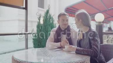恋爱中的情侣在户外咖啡馆的浪漫约会中喝咖啡