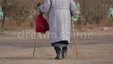 老奶奶是冬天的路，拄着拐杖，贫困养老俄罗斯