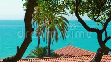 西班牙塔拉戈纳，典型的西班牙<strong>公寓</strong>房，<strong>海景</strong>和棕榈树