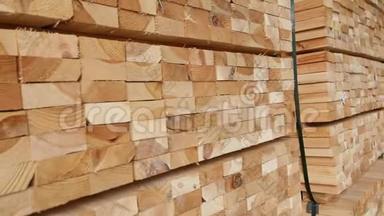 一个木材材料的大仓库，整齐的折叠木材在锯木厂的仓库，木材的仓库