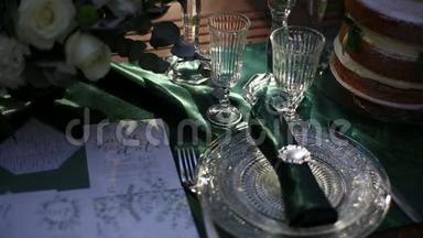 豪华装饰的婚礼餐桌近了。 带有乡村风格的银色餐具的餐桌