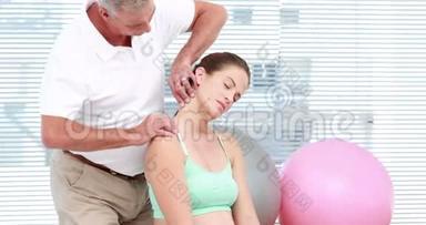 孕妇做颈部按摩