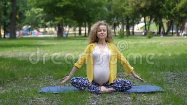 美丽的孕妇在户外做产前瑜伽。 怀<strong>孕期</strong>间的运动、健身和健康生活方式