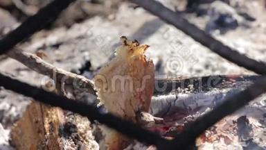 把面包烧了。 燃烧着的原木在火中燃烧