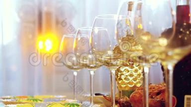 餐厅餐桌上的玻璃眼镜，宴会桌，<strong>酒</strong>杯的<strong>酒</strong>台灯光.. 3840x2160
