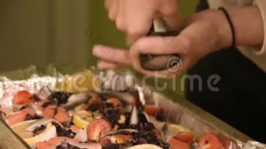 在家庭厨房里，一个女孩的手在手工磨坊的一个戳子里放着一个盘子或胡椒。 健康