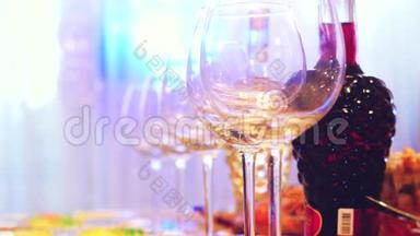餐厅餐桌上的玻璃眼镜，宴会桌，<strong>酒</strong>杯的<strong>酒</strong>台灯光.. 3840x2160