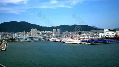 抵达韩国釜山港的大型游轮
