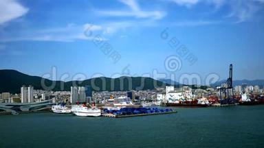 抵达韩国釜山港的游轮