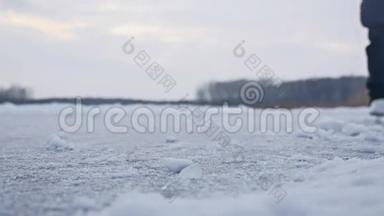 女孩在冰上滑冰，<strong>冬天美丽的风景</strong>，<strong>冬天</strong>体育假日