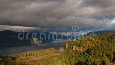 霍德河俄勒冈州风景<strong>名胜</strong>区的哥伦比亚峡谷，日落时有快速移动的风暴云和蓝天时间，1080p
