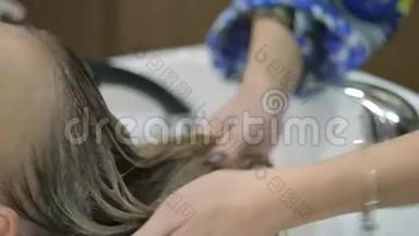 现代水疗中心的头发护理。 理发店理发的女人。 女人在水疗中心洗头。 水疗中心