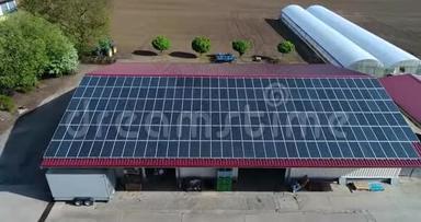 屋顶上的太阳能电池板，太阳能电池板提取电能，个人太阳能发电站