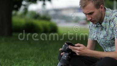 年轻人在专业数码单反相机前拍照