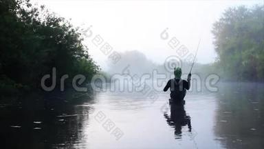 渔人在晨河里飞钓