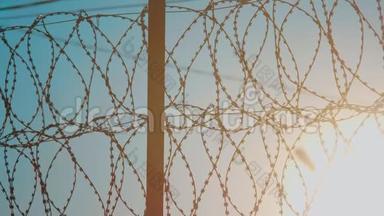 围栏<strong>监狱</strong>严格的政权剪影铁丝网。 来自难民的非法移民围栏。 非法移民