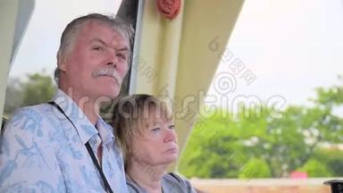 年长夫妇在船上放松