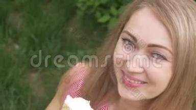 女人舔<strong>冰淇淋</strong>。 女孩在舔一个美味的奶油<strong>冰淇淋</strong>。 有草莓味的<strong>冰淇淋甜筒</strong>