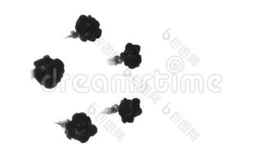 黑色墨水溶于水的白色背景与卢马哑光。 计算机仿真的三维渲染。 墨水截击形成