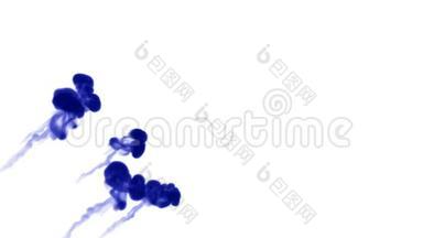 蓝墨水在白色背景上溶解在水中，用Luma哑光。 计算机仿真的三维渲染。 五条墨流