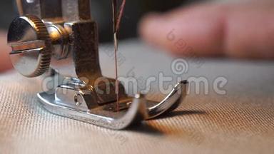 妇女缝在缝纫机上的<strong>照片</strong>。 <strong>高清高清</strong>