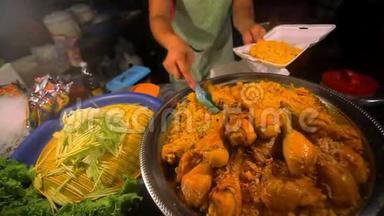 泰国菜，炸<strong>鸡</strong>，<strong>米饭</strong>出售