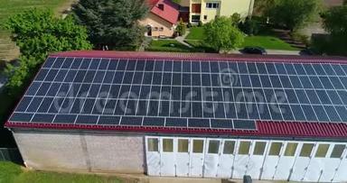 屋顶上的太阳能电池板，太阳能电池板提取电能，个人太阳能发电站