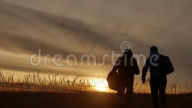人走团旅游的游客野外大自然一个夕阳剪影两人旅游.. 旅游者大自然